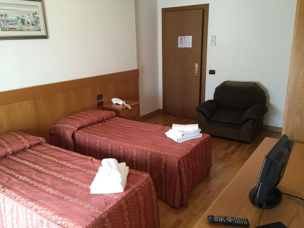 Hotel Ristorante Il Pirata San Vito di Leguzzano エクステリア 写真