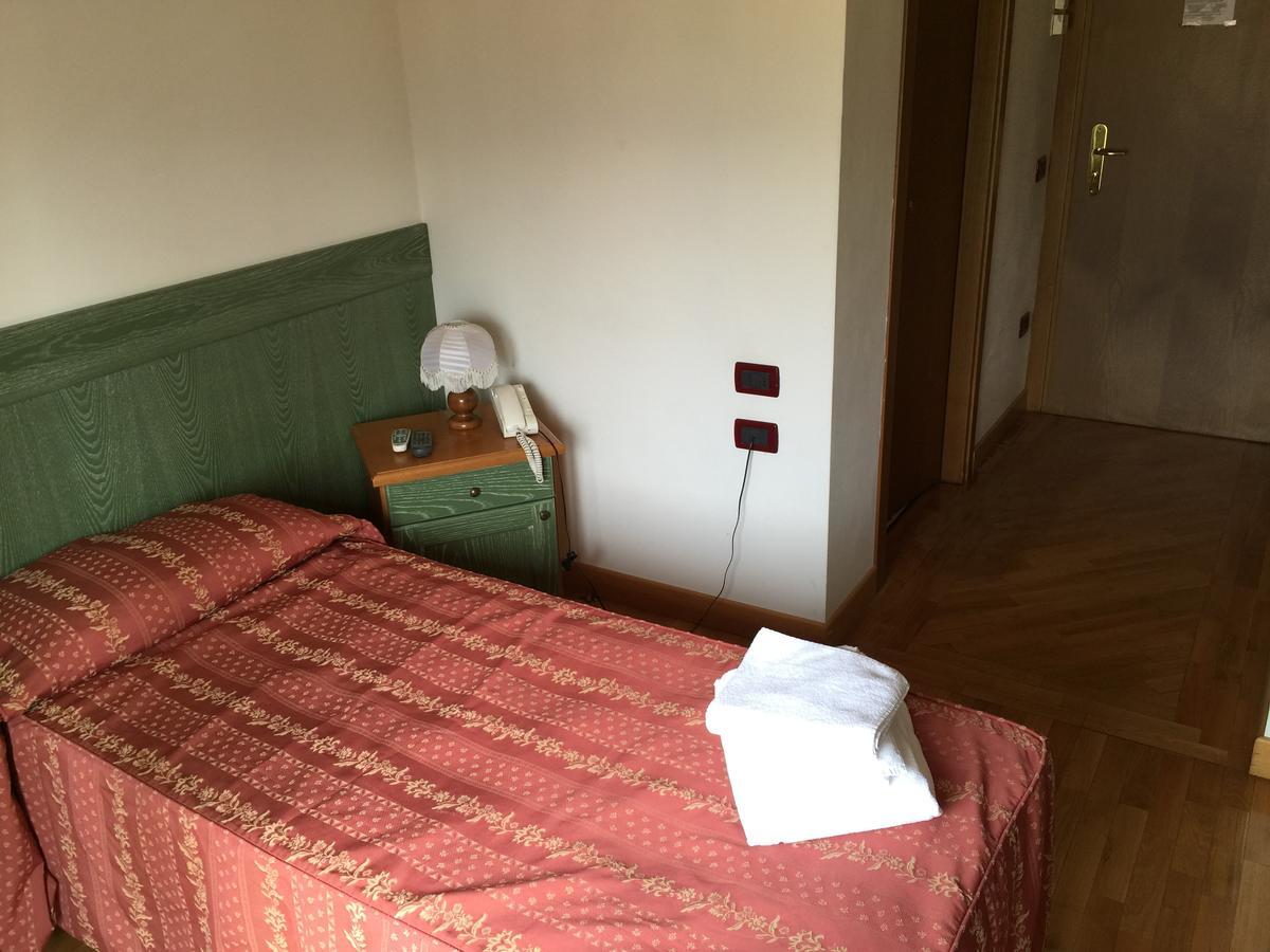 Hotel Ristorante Il Pirata San Vito di Leguzzano エクステリア 写真